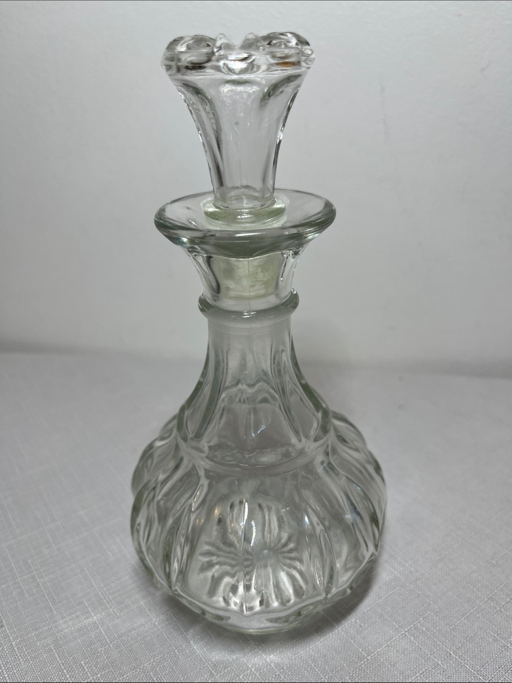 Clear Glass Vintage Round Decanter with Stopper
Excellent condition